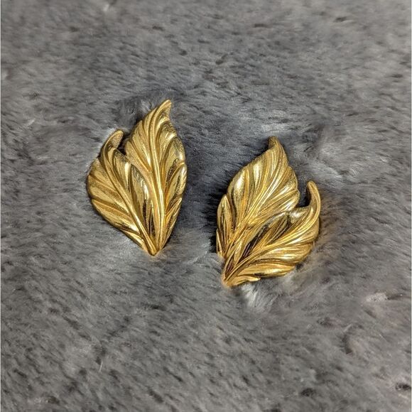 Vintage Goldtone Leaf Motif Pierced Earrings - Picture 3 of 9